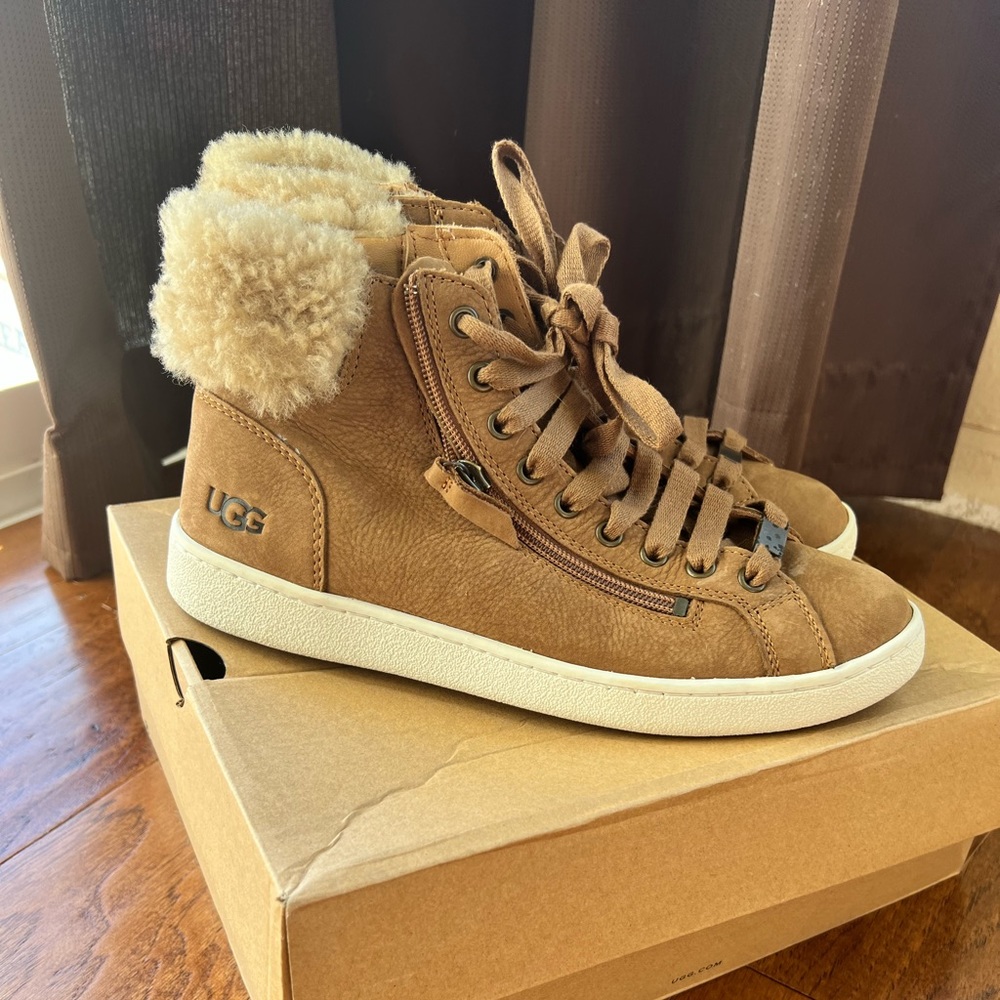 Ugg high top speakers with Sherpa. EUC